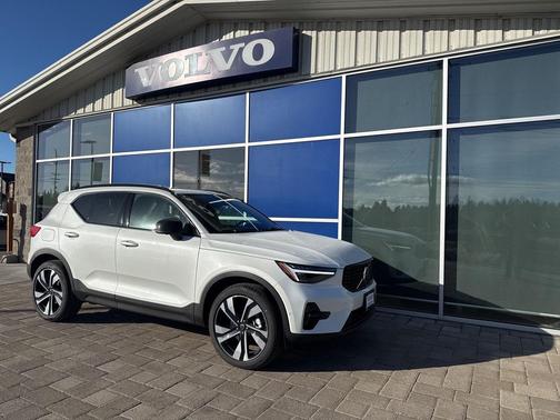2026 Volvo XC40 Ultra, B5 AWD Gas (mild hybrid), Dark