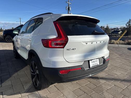 2026 Volvo XC40 Ultra, B5 AWD Gas (mild hybrid), Dark