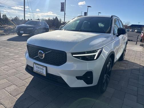 2026 Volvo XC40 Ultra, B5 AWD Gas (mild hybrid), Dark