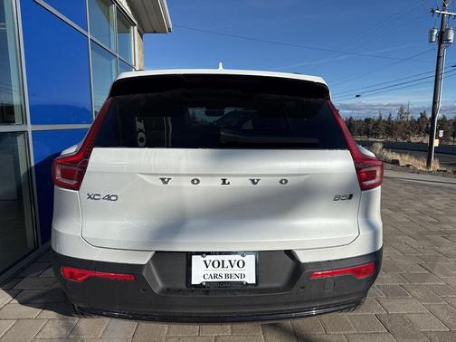 2026 Volvo XC40 Ultra, B5 AWD Gas (mild hybrid), Dark