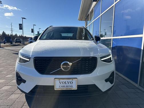 2026 Volvo XC40 Ultra, B5 AWD Gas (mild hybrid), Dark