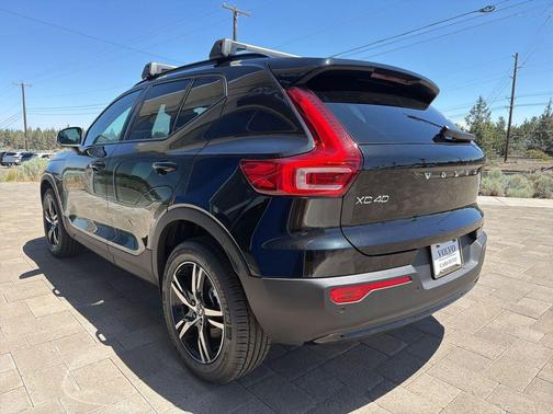 Onyx Black 2026 Volvo XC40 Core, B5 AWD Gas (mild hybrid), Dark