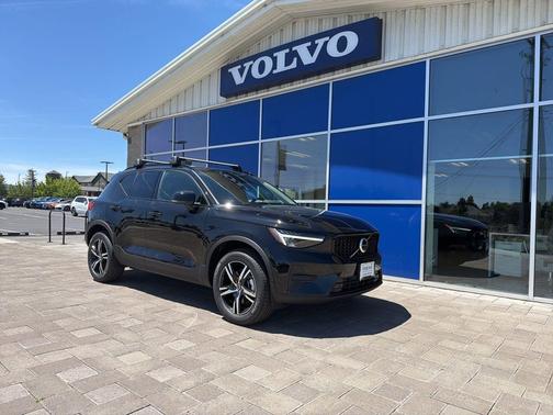 Onyx Black 2026 Volvo XC40 Core, B5 AWD Gas (mild hybrid), Dark