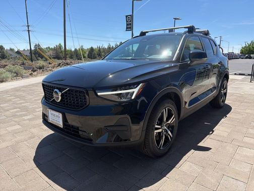 Onyx Black 2026 Volvo XC40 Core, B5 AWD Gas (mild hybrid), Dark