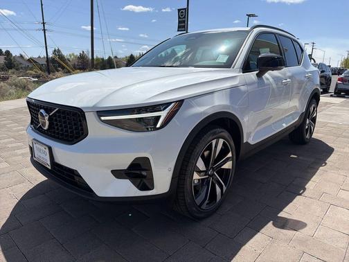 Crystal White 2026 Volvo XC40 Ultra, B5 AWD Gas (mild hybrid), Dark
