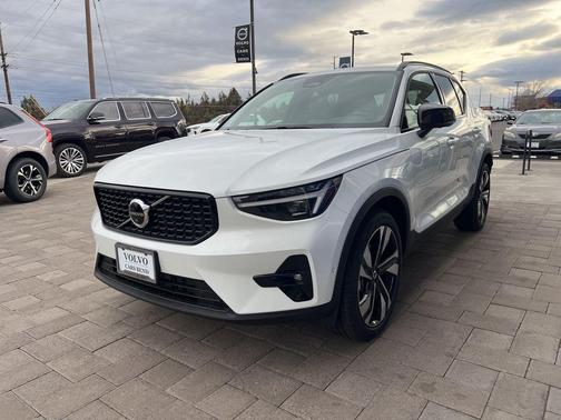 Crystal White 2026 Volvo XC40 Ultra, B5 AWD Gas (mild hybrid), Dark