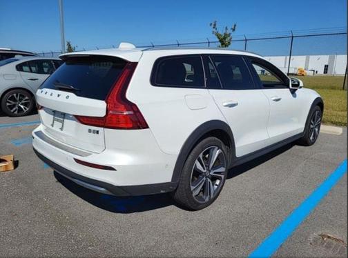 2024 Volvo V60 Cross Country B5 Plus