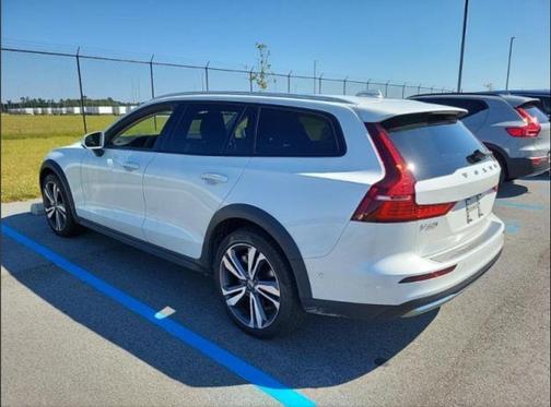2024 Volvo V60 Cross Country B5 Plus