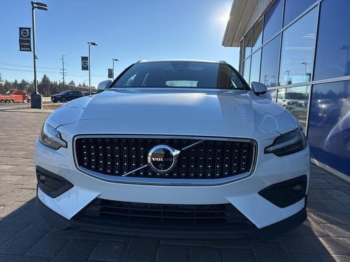 2024 Volvo V60 Cross Country B5 Plus