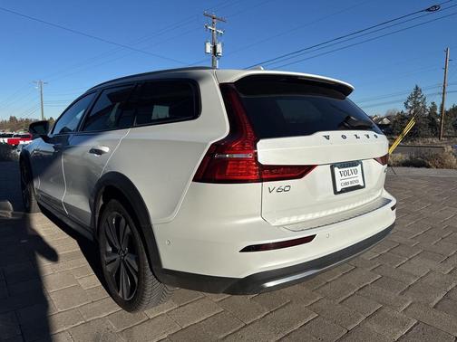 2024 Volvo V60 Cross Country B5 Plus