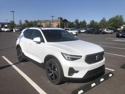 2025 Volvo XC40 B5 Core Bright Theme