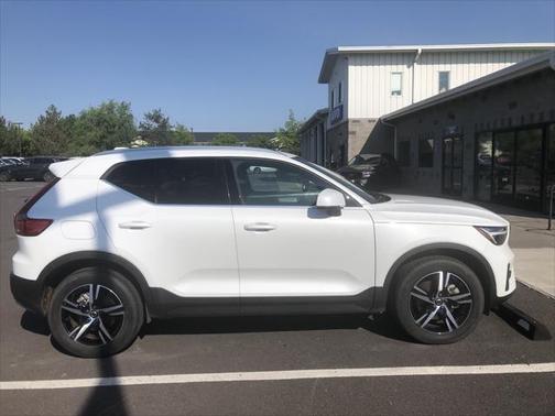 2025 Volvo XC40 B5 Core Bright Theme