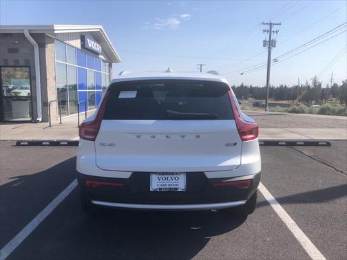 2025 Volvo XC40 B5 Core Bright Theme