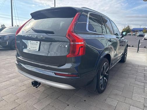 2022 Volvo XC90 T6 Momentum