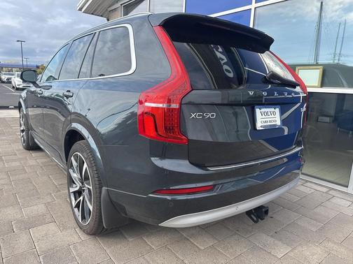 2022 Volvo XC90 T6 Momentum