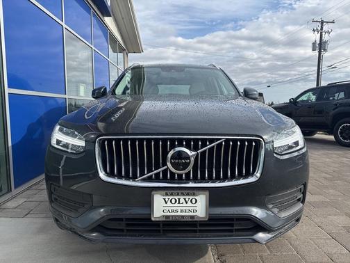 2022 Volvo XC90 T6 Momentum
