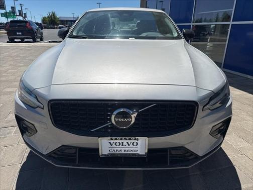 2024 Volvo S60 B5 Core Dark Theme