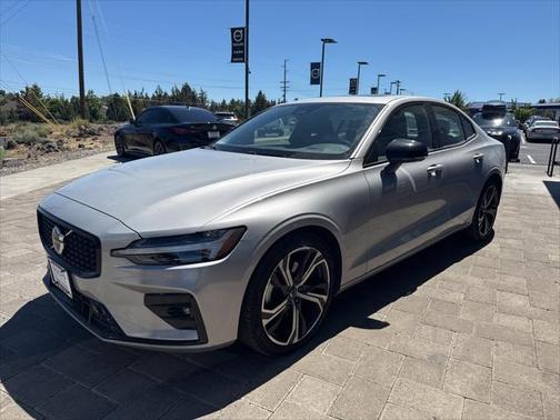 2024 Volvo S60 B5 Core Dark Theme