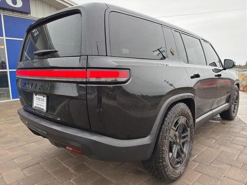 2024 Rivian R1S 