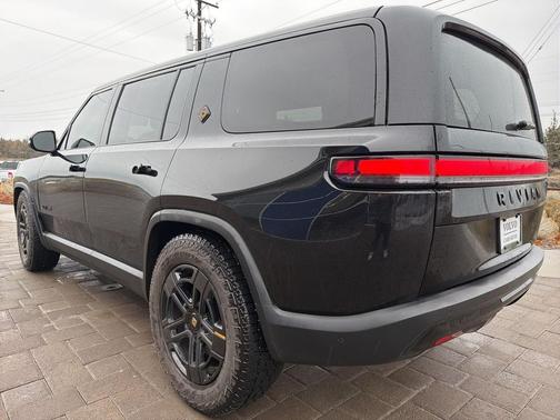 2024 Rivian R1S 