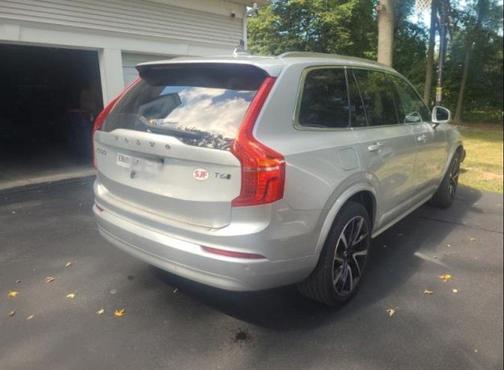 2022 Volvo XC90 T6 Momentum