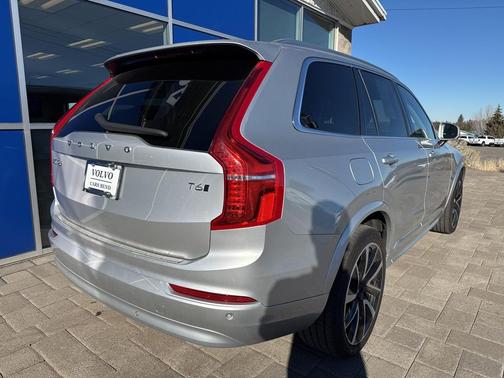 2022 Volvo XC90 T6 Momentum