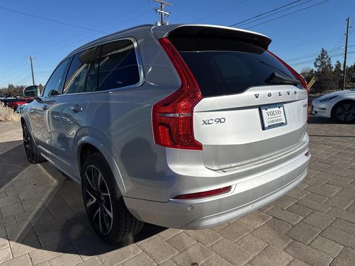 2022 Volvo XC90 T6 Momentum