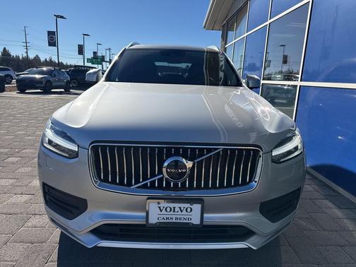 2022 Volvo XC90 T6 Momentum