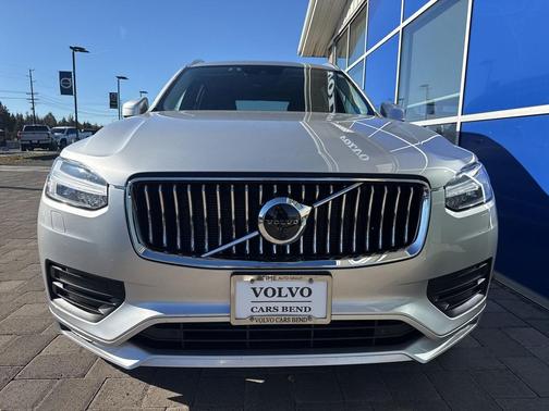 2022 Volvo XC90 T6 Momentum