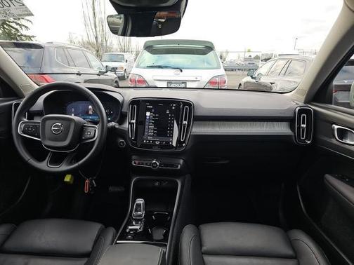 2025 Volvo XC40 B5 Plus Bright Theme