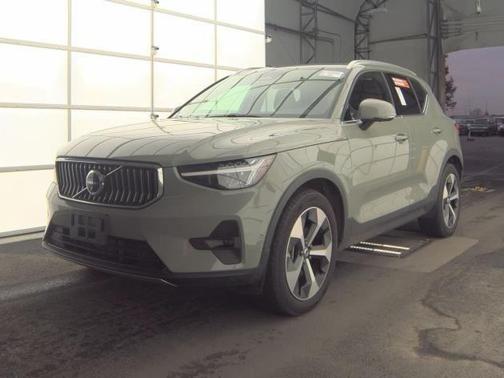 2025 Volvo XC40 B5 Plus Bright Theme