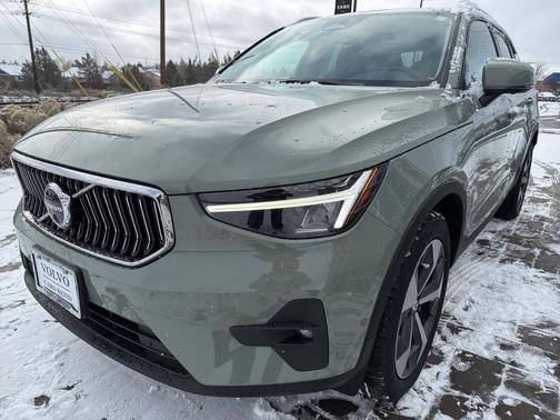 2025 Volvo XC40 B5 Plus Bright Theme