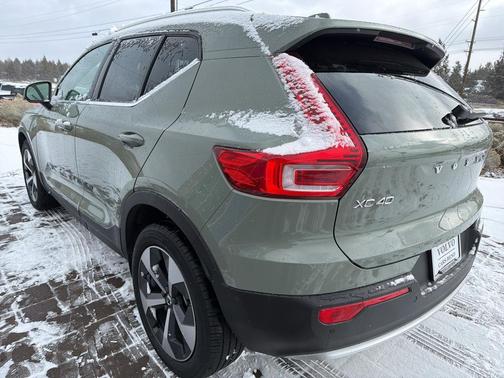 2025 Volvo XC40 B5 Plus Bright Theme