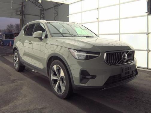 2025 Volvo XC40 B5 Plus Bright Theme