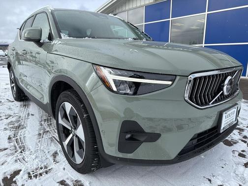 2025 Volvo XC40 B5 Plus Bright Theme