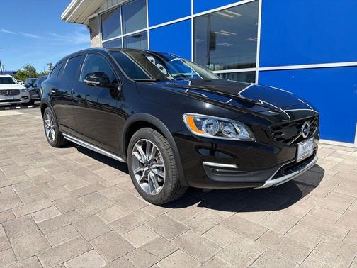 Onyx Black Metallic 2018 Volvo V60 Cross Country T5