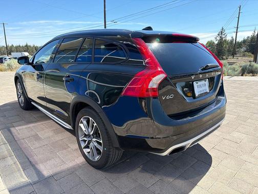 Onyx Black Metallic 2018 Volvo V60 Cross Country T5
