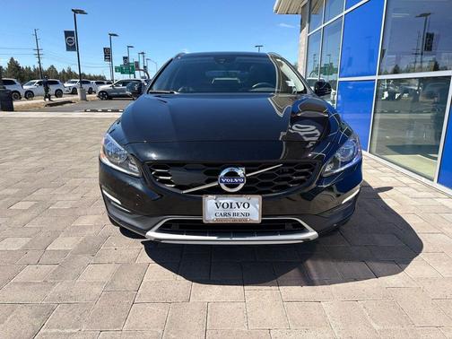 Onyx Black Metallic 2018 Volvo V60 Cross Country T5