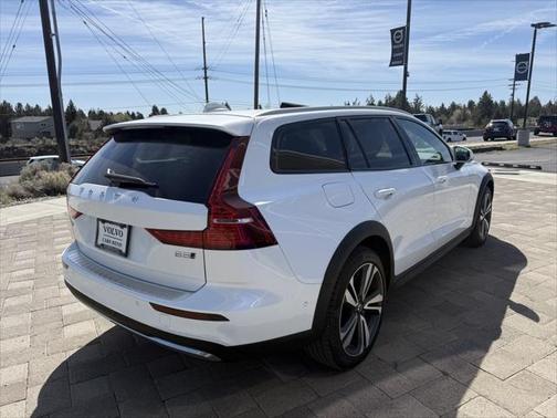 2024 Volvo V60 Cross Country B5 Plus