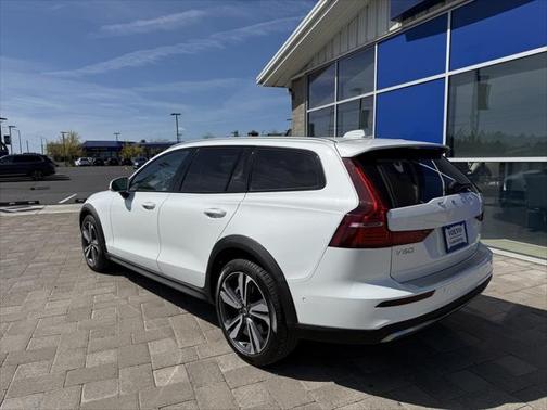 2024 Volvo V60 Cross Country B5 Plus