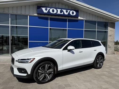 2024 Volvo V60 Cross Country B5 Plus