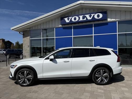 2024 Volvo V60 Cross Country B5 Plus