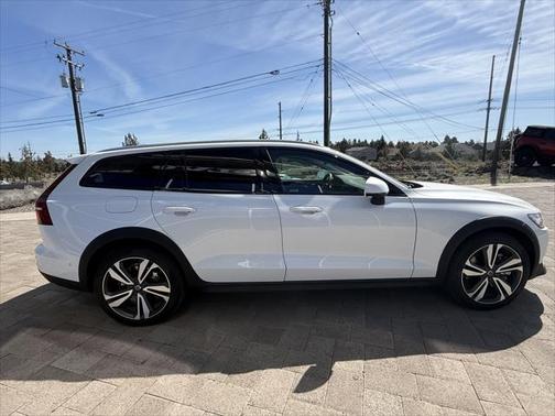 2024 Volvo V60 Cross Country B5 Plus