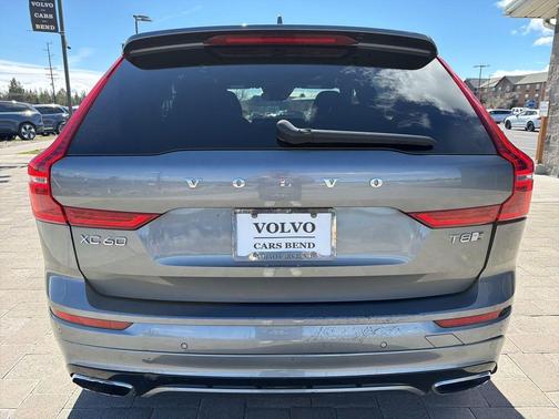 Bursting Blue Metallic 2018 Volvo XC60 Recharge Plug-In Hybrid T8 R-Design