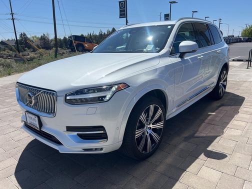 Crystal White Metallic 2023 Volvo XC90 B6 Ultimate 7-Seater