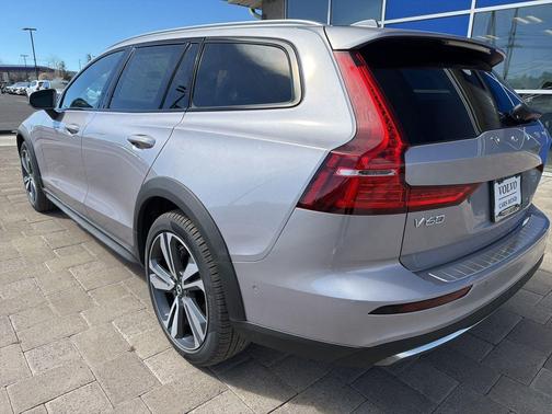 Aurora Silver 2026 Volvo V60 Cross Country Plus, B5 AWD Gas (mild hybrid)