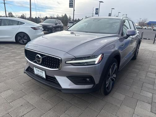 2026 Volvo V60 Cross Country Plus, B5 AWD Gas (mild hybrid)