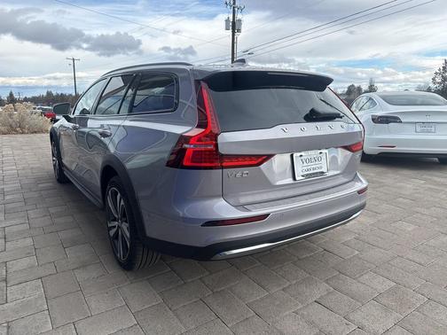2026 Volvo V60 Cross Country Plus, B5 AWD Gas (mild hybrid)