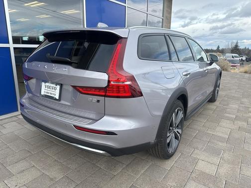 2026 Volvo V60 Cross Country Plus, B5 AWD Gas (mild hybrid)