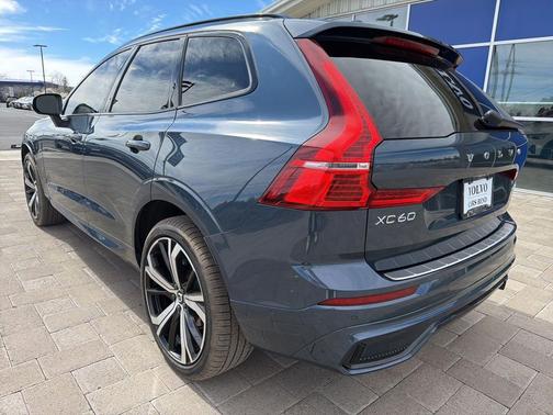 2024 Volvo XC60 B5 Ultimate Dark Theme